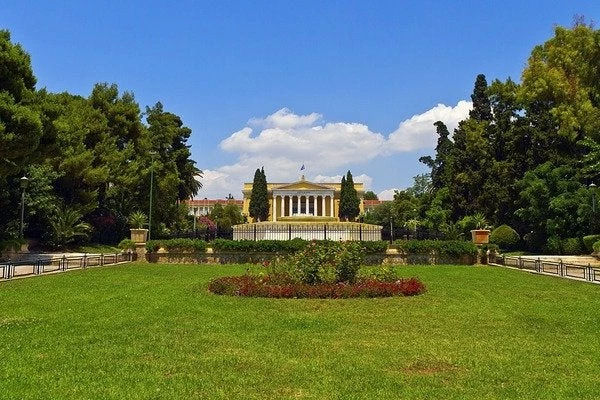 Σοκ: Βρέθηκε άντρας κρεμασμένος στο Ζάππειο